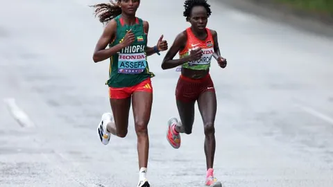 亚冬会速度滑冰女子短距团体追逐赛中国女子队勇夺银牌
