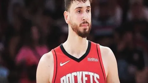 王军霞退役后首场半马竞技，以1小时35分女子第六名亮相引关注